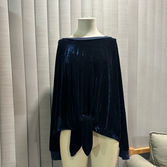 RDI navy velour tie front top ✨ - Picture 3 of 8